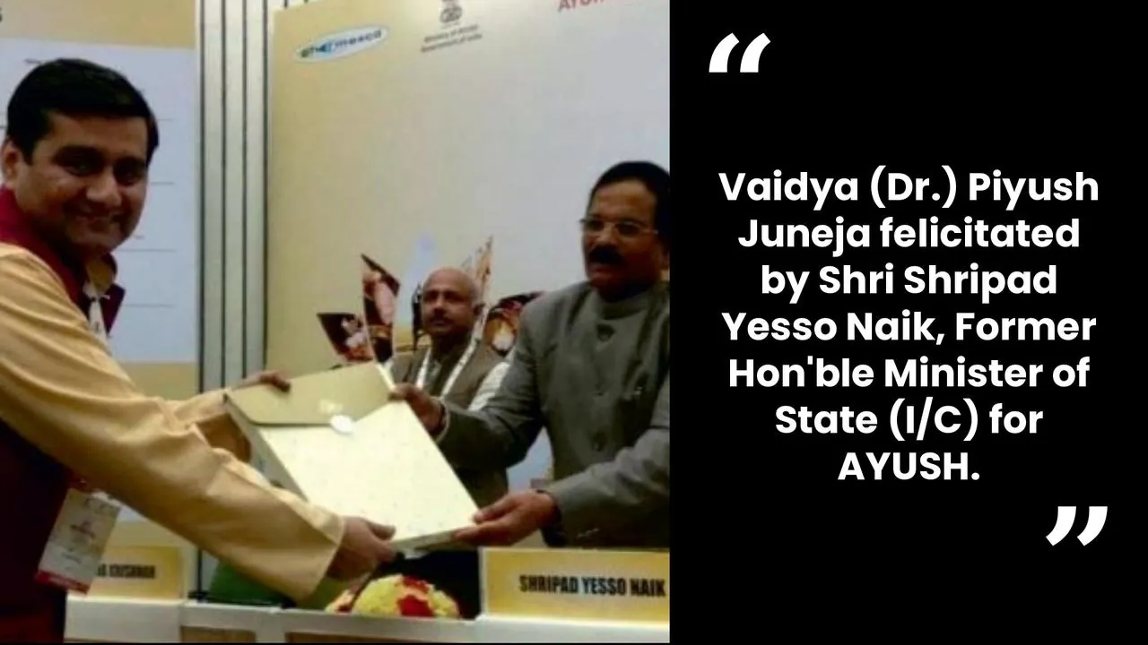 Vaidya (Dr.) Piyush Juneja felicitated by Shri Shripad Yesso Naik, former Minister of State (I/C) for AYUSH, at Arogya 2017, Vigyan Bhavan